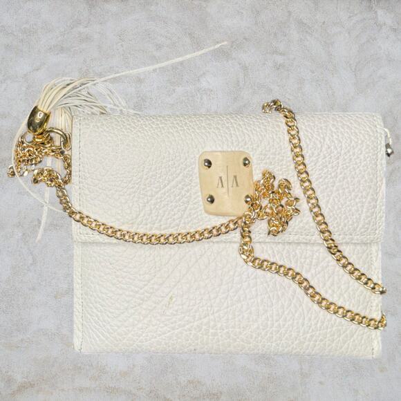 Ashley Pittman Handbags - Ashley Pittman White Pebbled Leather Crossbody Bag with Horn Plaque and Gold Tas